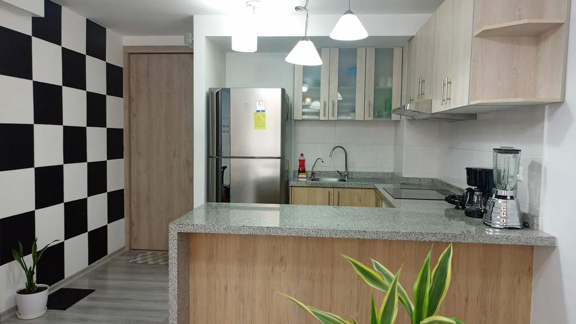 הקונטקטים של Departamento Cerca De Solca, Embajada Americana Y Estadio O